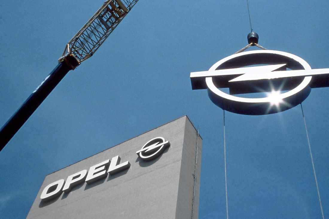 Thirty years ago, Opel opened a plant in Eisenach that stands for the most modern production conditions and the highest quality. Since then, many Opel bestsellers from the Astra to the Corsa to the ADAM have left the Thuringian factory. Today, the brand's top SUV model, the Opel Grandland, rolls off the assembly line; electrified as a plug-in hybrid with highly efficient combustion engines. 30 years of Opel in Eisenach means 30 years of pioneering spirit and automobile production in one of the most modern plants in Europe. On Saturday, September 17, Opel is inviting all families and friends of the brand to an open day, and the official ceremony that takes place beforehand will be attended by the Thuringian Prime Minister Bodo Ramelow and Opel CEO Florian Huettl.